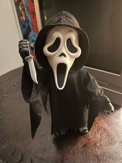 Scream Ghostface Mega scale Mezco Toys figurine