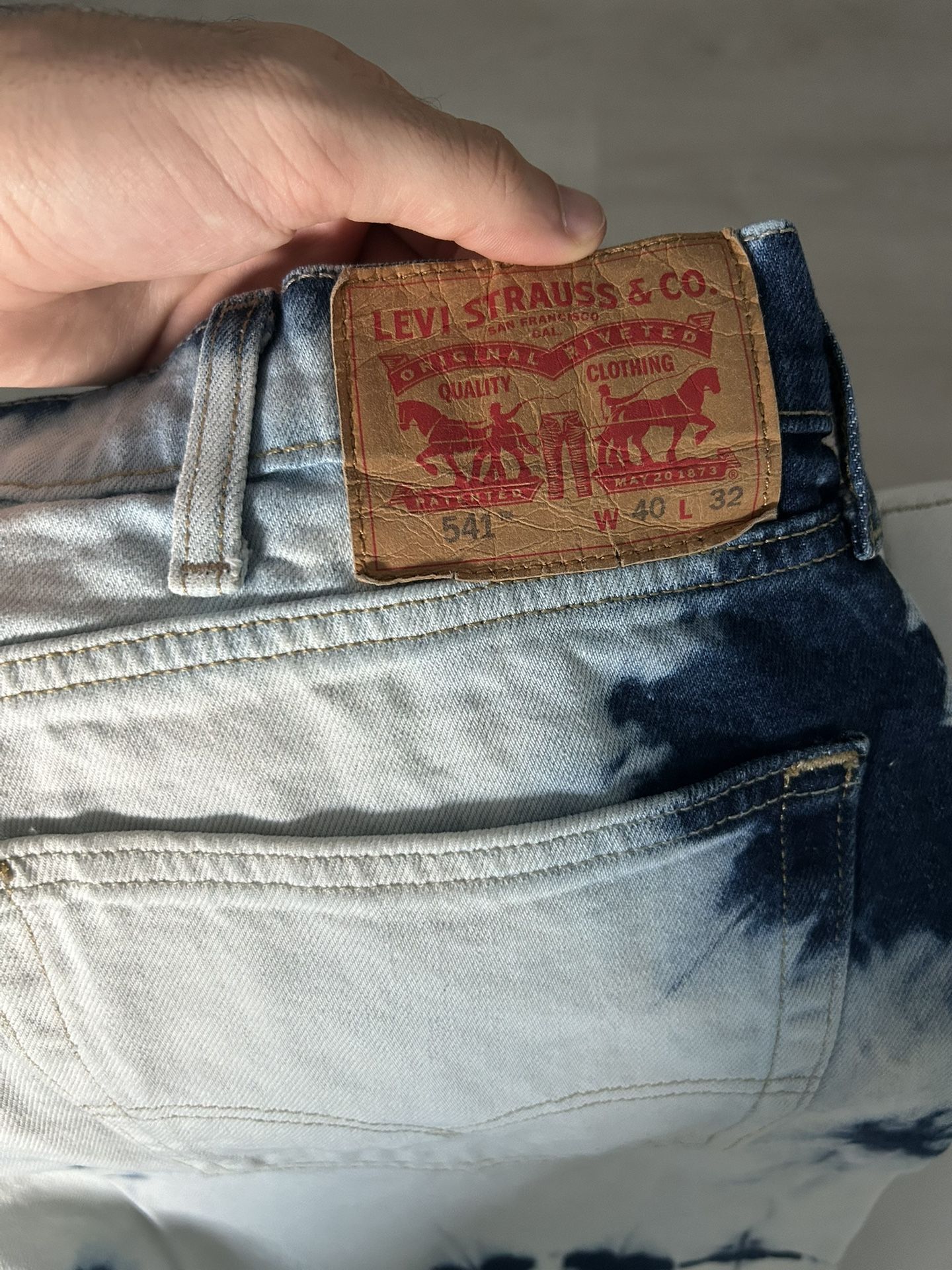 Relaxed-fit white Levi's jeans with blue accents