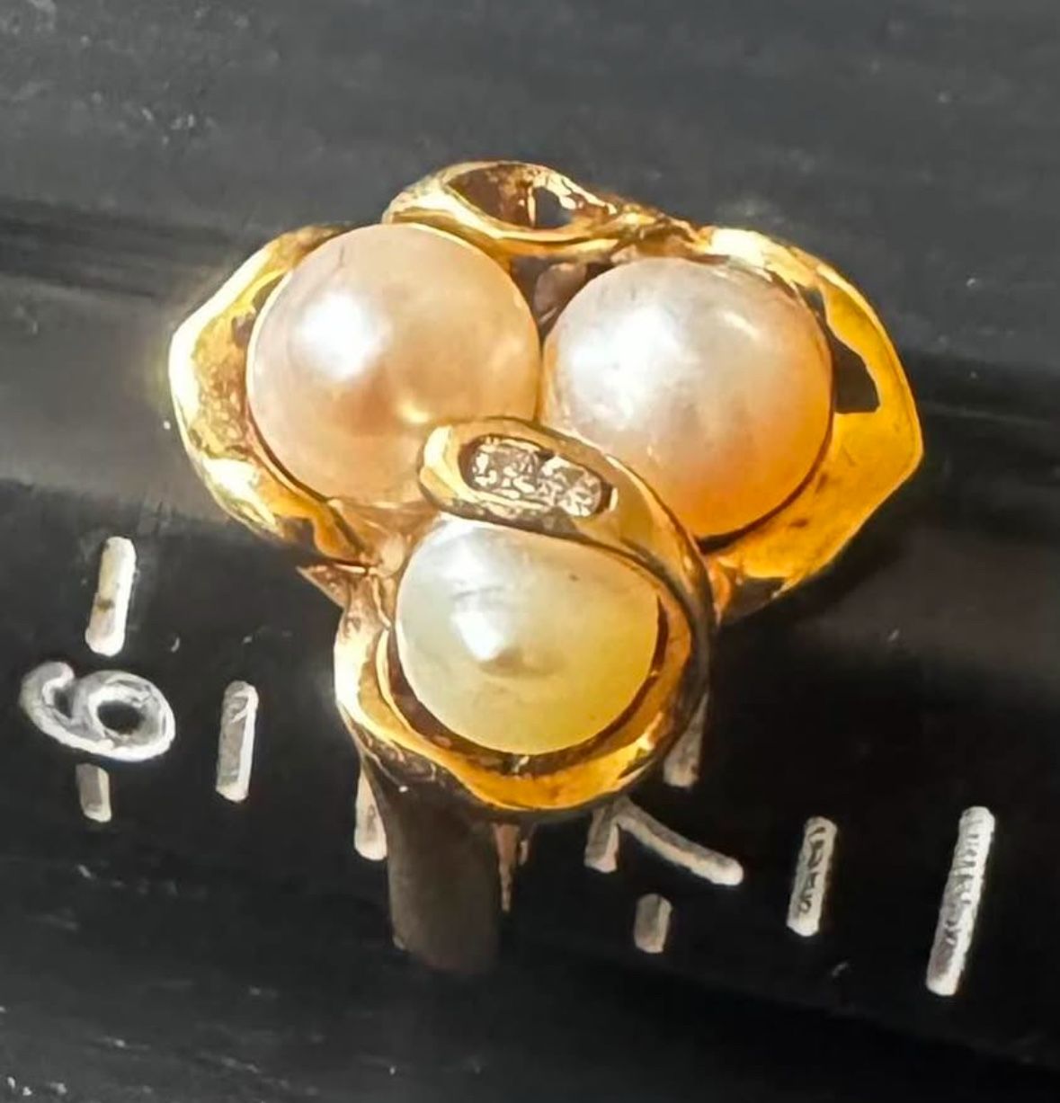 14K YELlOW GOLD RING WITH 3 PEARLS 2 SMALL DIAMONDS 4.8G - SIZE 6.5