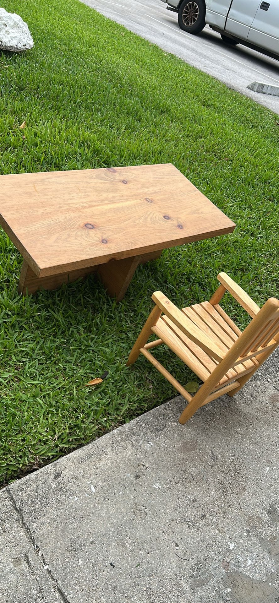 soild wood home made kid table, staple and beautiful design for kid, one kid chair included