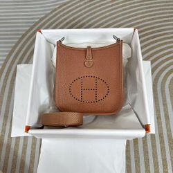 Small leather crossbody bag, tan, adjustable strap