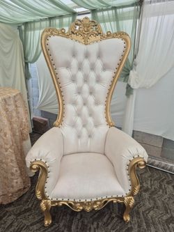 Elegant white and gold royal throne chair, in good condition