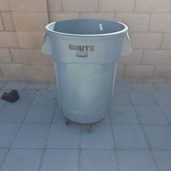 Brut Rubbermaid Trash  Can