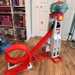 PAW Patrol: Rescue Wheels Super Loop Tower HQ