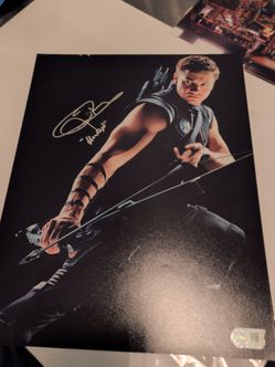 Jeremy Renner Autograph  Avengers 11x14 Photo