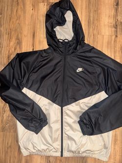 New men’s size medium Nike Black/sail Windrunner