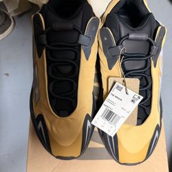 🟡 Adidas Yeezy Boost 700 MNVN “Honey Flux” – Size 8.5 (GZ0717)