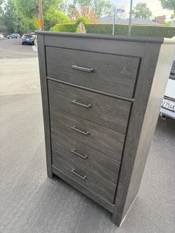 Very nice tall 5 drawer dresser