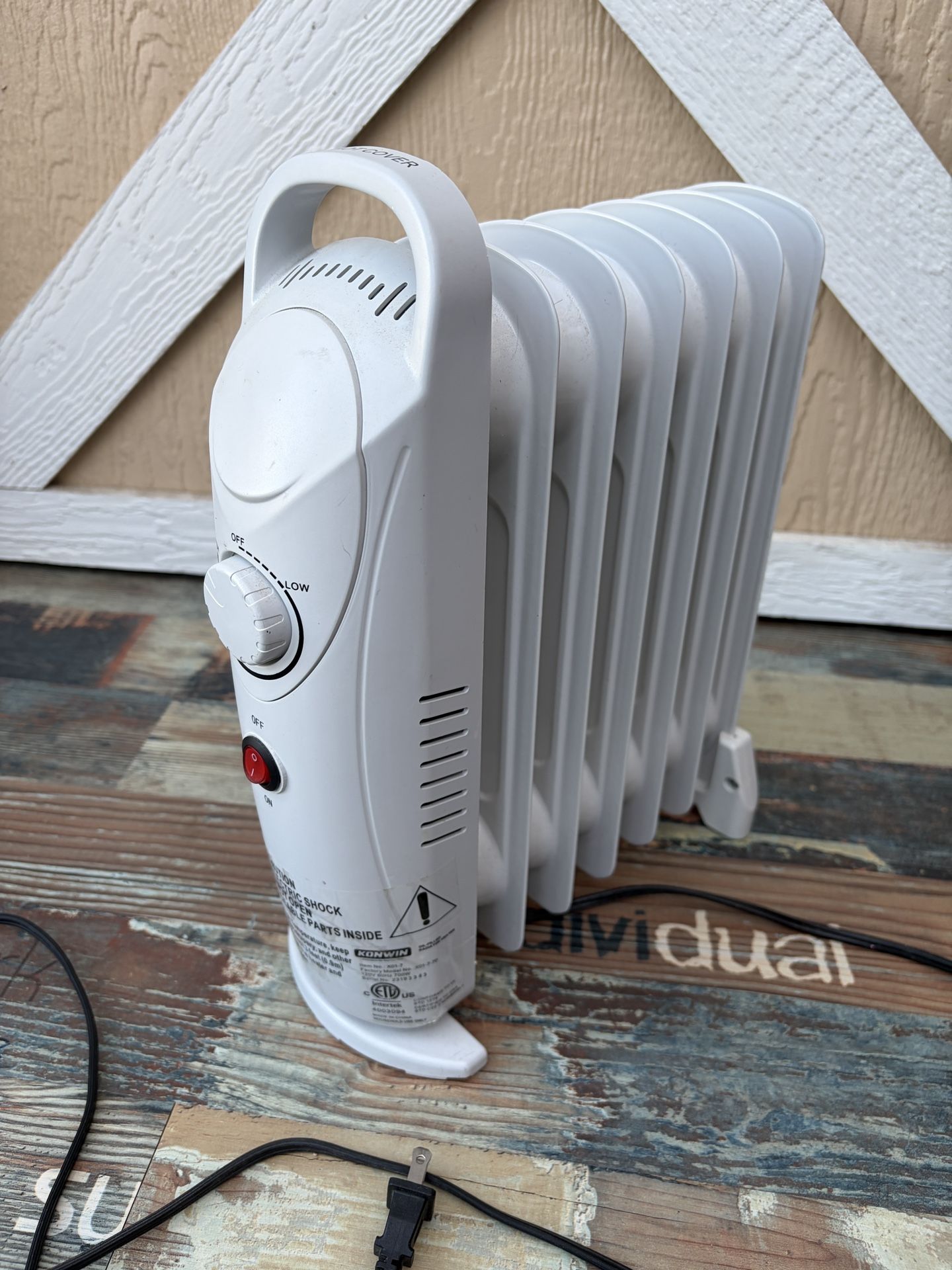 700W Small Oil Heater for Indoor Use, Portable Oil Radiator Heater, Overheat Protection, Silent Operation, Adjustable Thermostat, 2 Heat Settings, Com