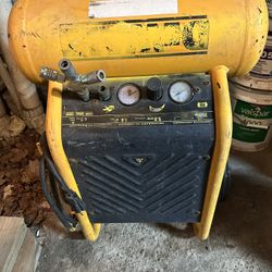 Dewalt 200 PSI 4.5 Gal Compressor 