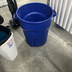 Utility Trash Can With Other Trash cans 