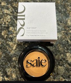 NEW SAIE SLIP TINT UNDETECTABLE BAKED SETTING POWDER IN TRANSLUCENT 4….$12!!