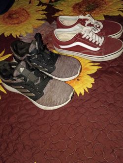 Tennis shoes