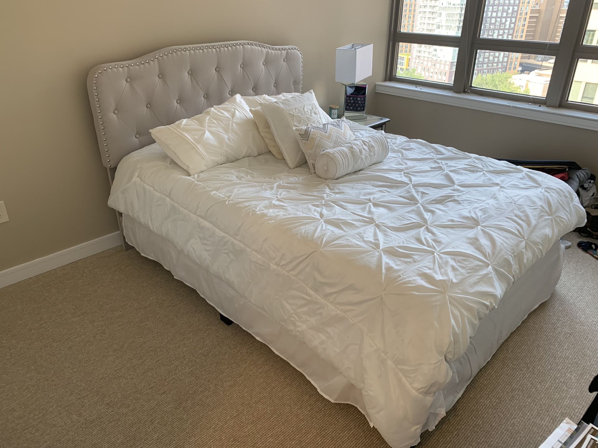 Queen Bed Complete set! (Bed, box, bed frame and mattress) Like new! 25 days used