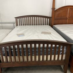 BED FRAME QUEEN SIZE IN GOOD CONDITION 🚚🚚 WE CAN DELIVER SAME DAY🚚🚚