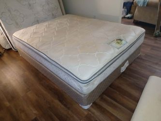 Nice Comfortable Quality Queen-size Pillow Top Mattress with Box Spring (no metal bed frame)