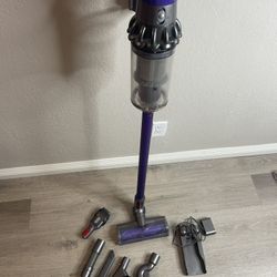 Dyson V10 Cordless Vacuum Cleaner - Excellent Battery - Works Great + Extra Attachments