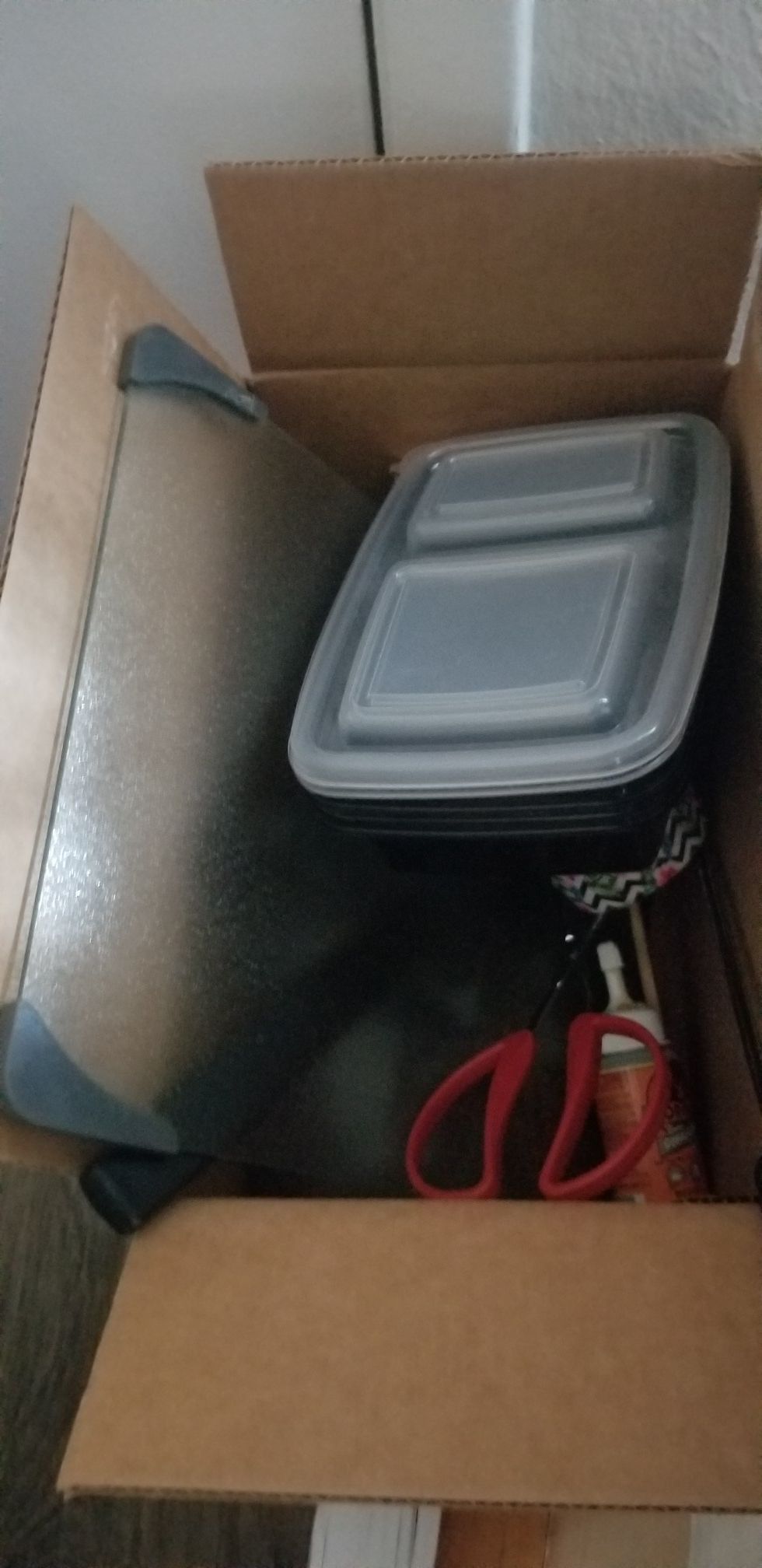 FREE Box of random stuff, mostly kitchen stuff