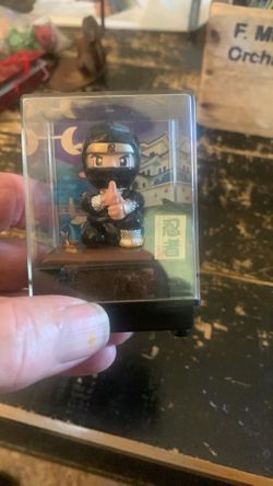 Solar nija bobble head head moves when it receives sun