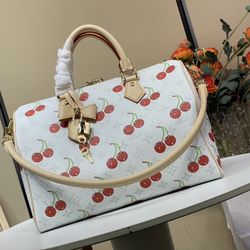 A cute handbag with fashionable characteristics