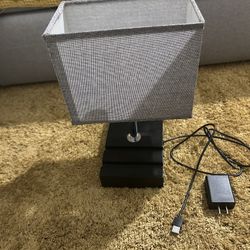 En Venta Pequeña Lampara De 12 Pulgadas De Alta Tiene Coneccines Para USB  