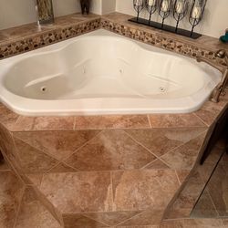 Corner jacuzzi tub