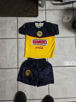 Tengo 2 uniformes  para niños  de 4 y 6 años