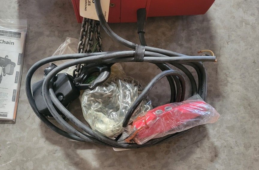 Dayton Electric Chain Hoist Cap. 2 Tons