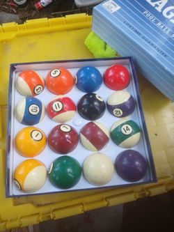 Pool ball set