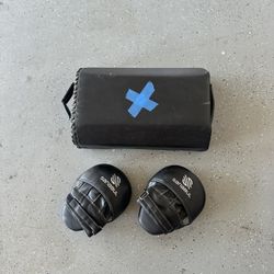 Sparing Tumbstone And Gloves 