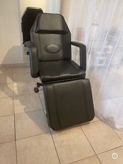 Adjustable tattoo bed/chair