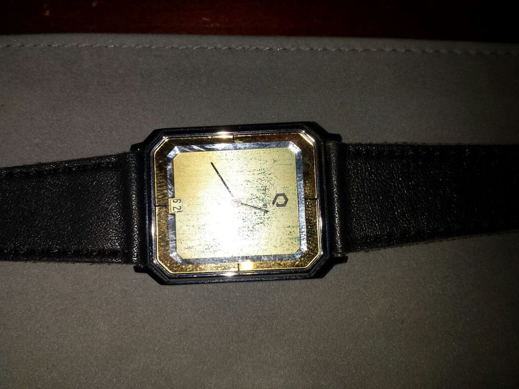 RARE VINTAGE TIMEX Z CELL THE WORLD'S THINNEST QUARTZ CALENDER WATCH.