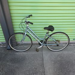 Raleigh Detour Women’s Hybrid step through city Bike small frame Excellent

No still available questions 