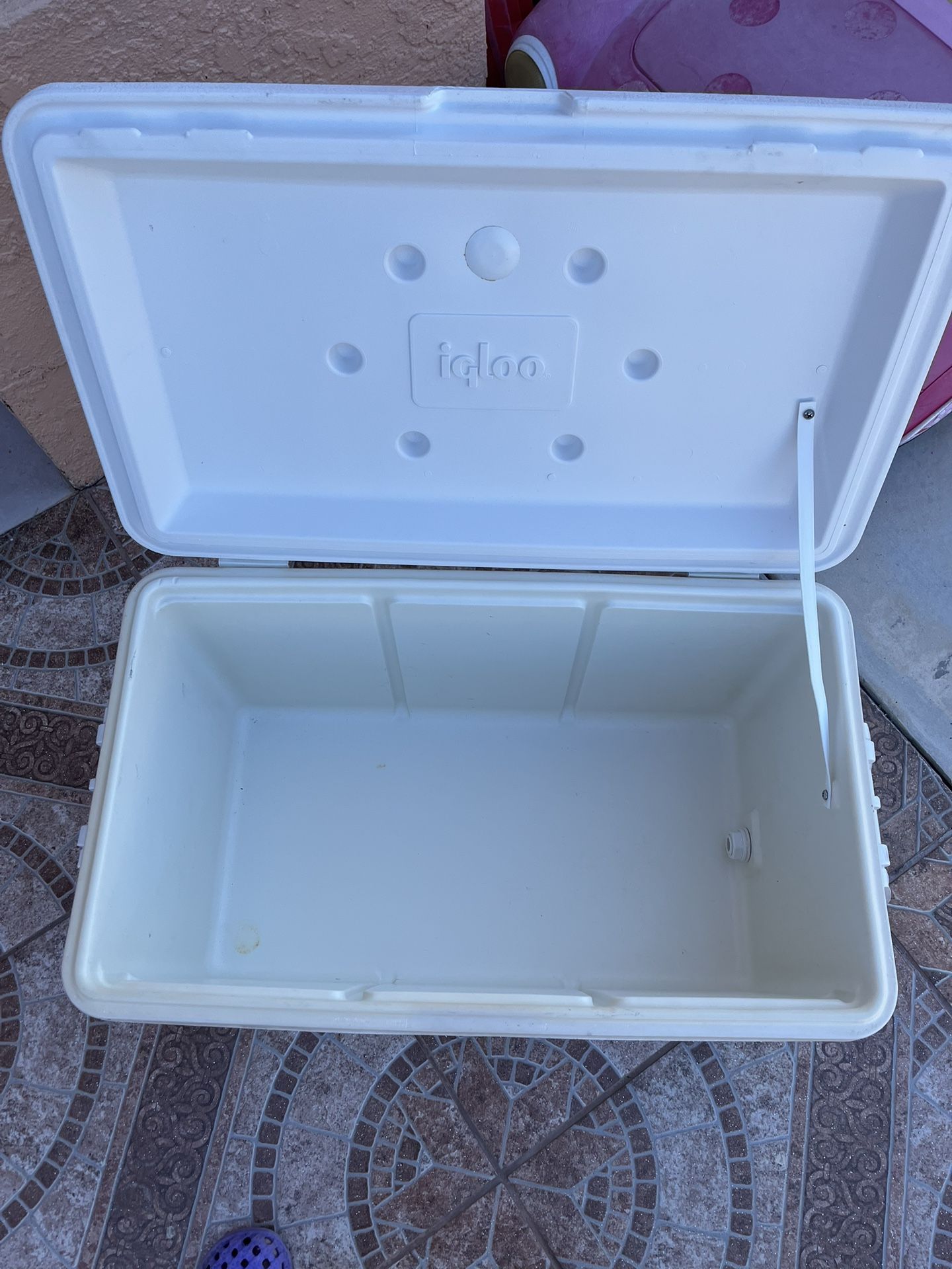 Two refrigerators to cool things without water leaks, they do not have wheels