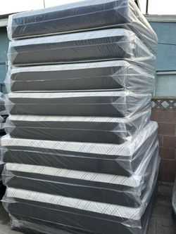 Queen Size Mattress Memory Foam 12"    new mattress in a plastic sealed