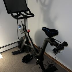 Peloton Bike Excellent Condition + Accessories 