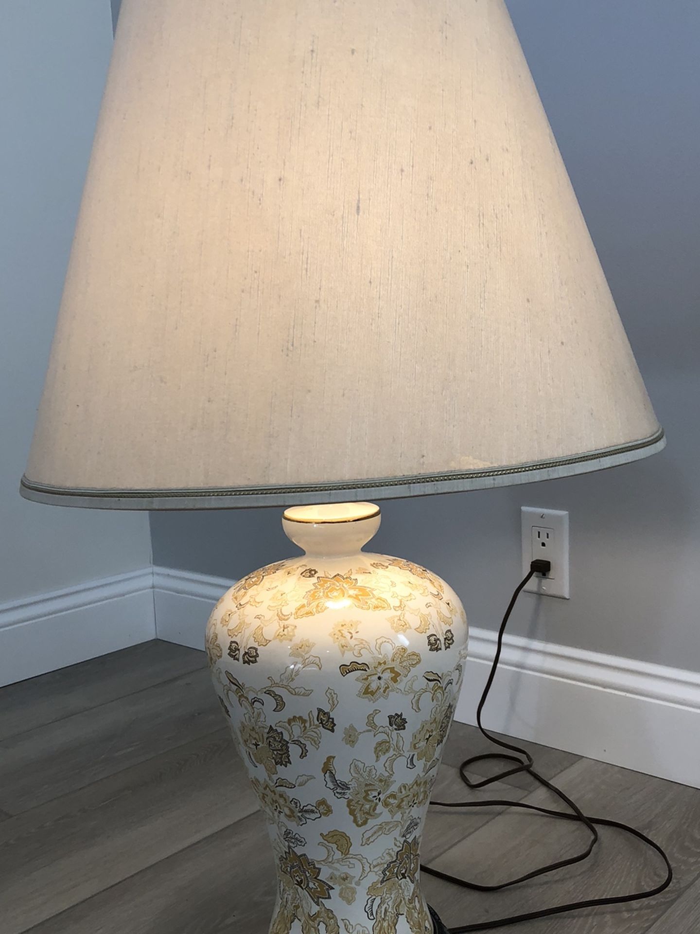 MCM Retro Lamp w/ Shade - Beige/White w/ Flowers & Black Base