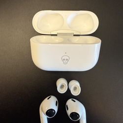 Apple AirPods Pro (2nd Gen) with Lightning Charging Case – Excellent Condition