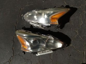 2013-2015 Nissan Altima headlights with light bulbs OEM.