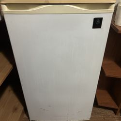 GE Mini Fridge - MUST GO BY 1/28/2026