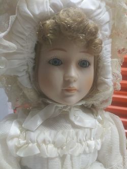 COLLECTIBLE PORCELAIN DOLL IN MINT CONDITION
