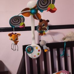 Baby Crib Entertainment 