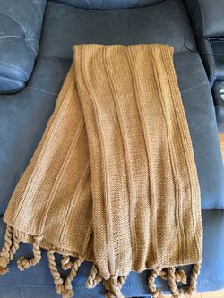 Threshold throw blanket