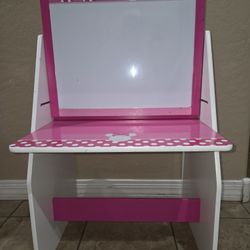 Minnie Art Table