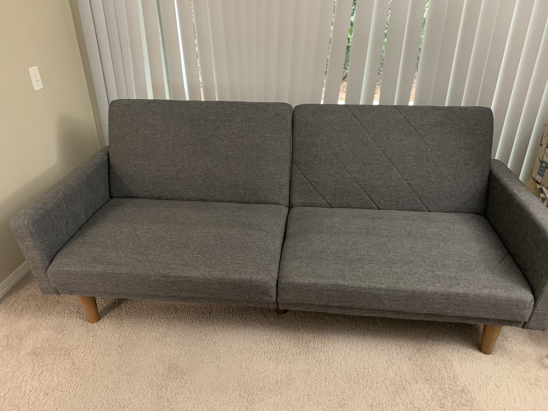 Convertible sofa in great condition !