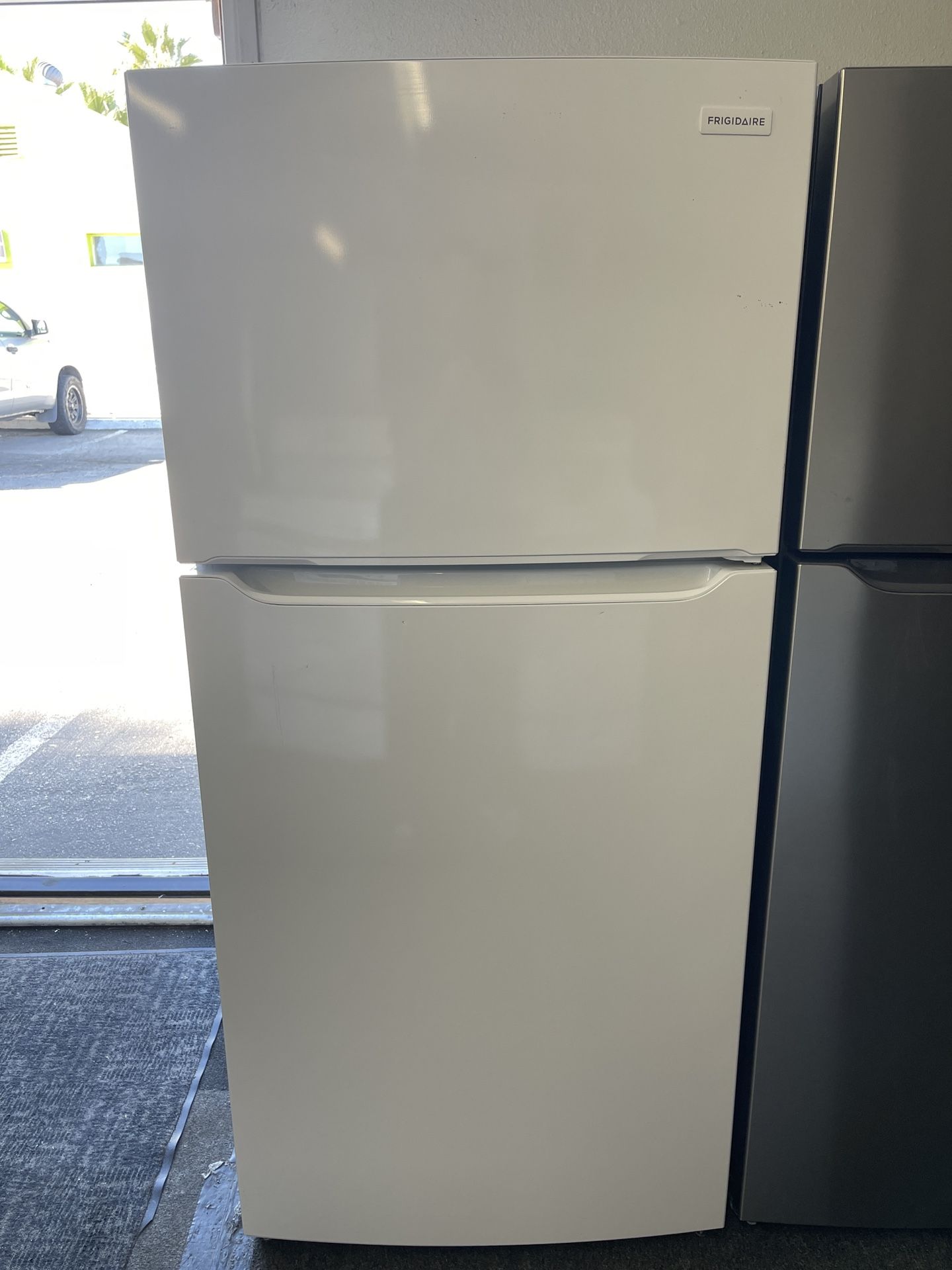 Frigidaire 20 Cubic Top And Bottom Refrigerator