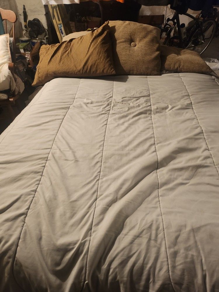 Bedroom Set With Furniture And With Appliances