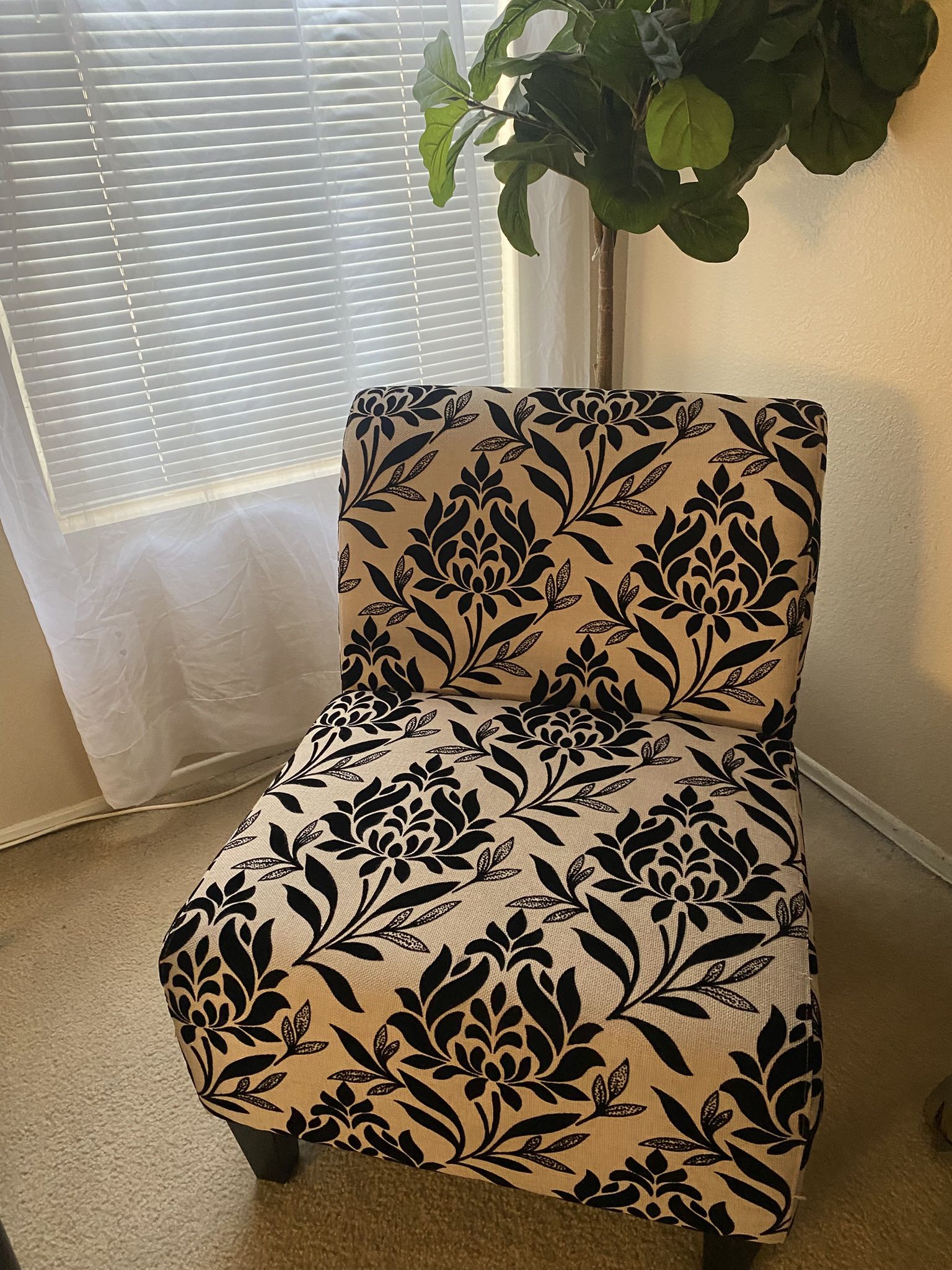 ACCENT CHAIR