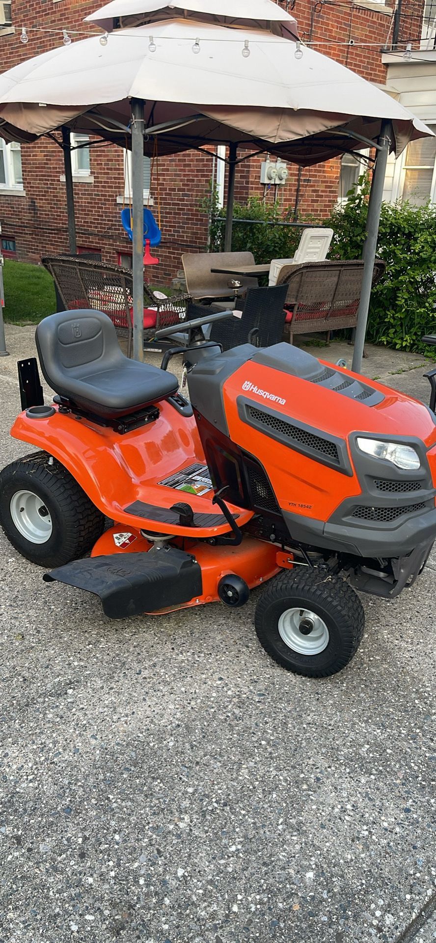 Husqvarna YTH18542 42 Inch Gas Riding lawn mower