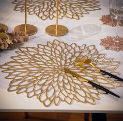 Snowkingdom Pack of 18 Gold Placemats Metallic Round Leaf Bulk Pressed Vinyl Dinning Kitchen Table Charger Mats Decorations for Mothers Day Wedding Pa